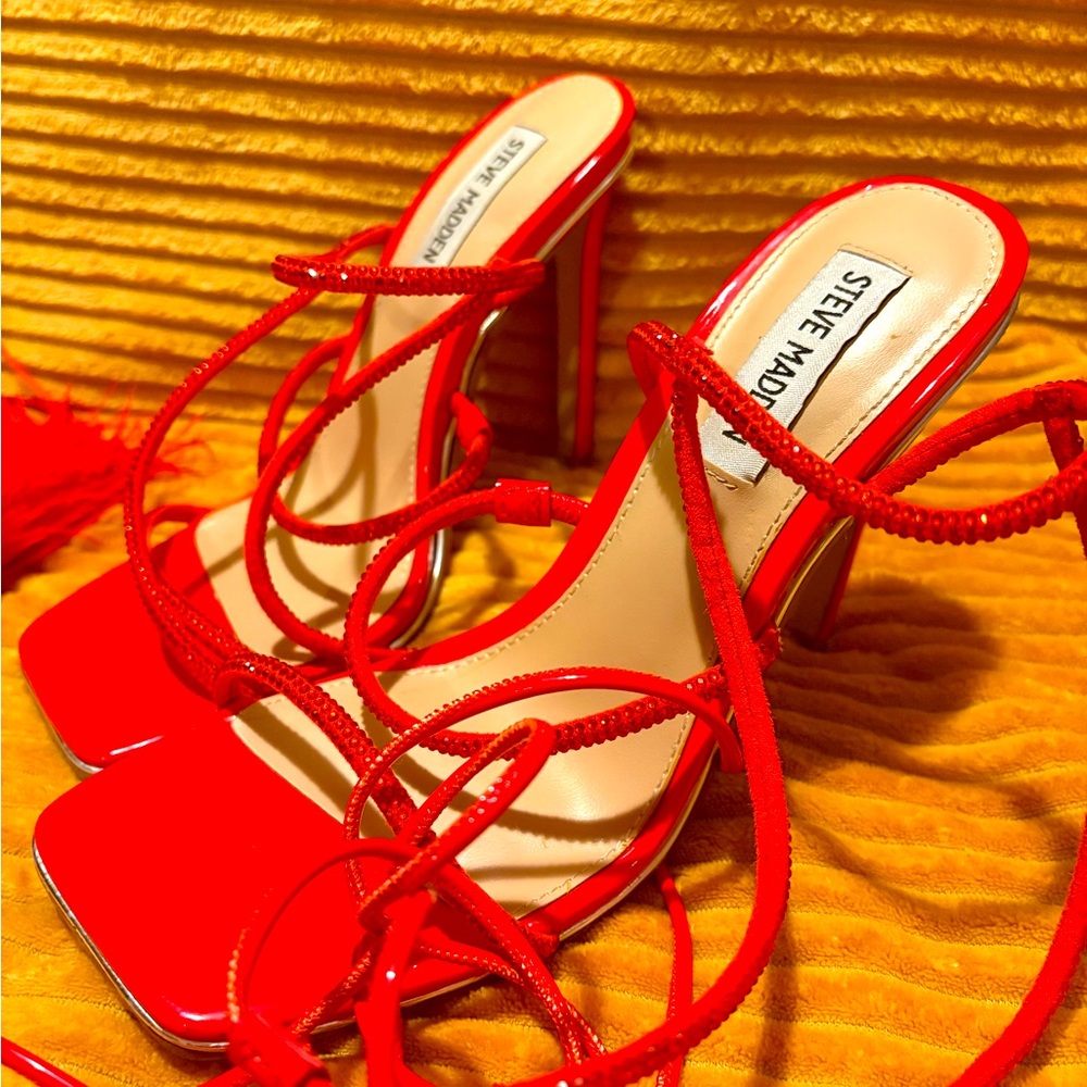 Size 7 Steve Madden lace up feather heels